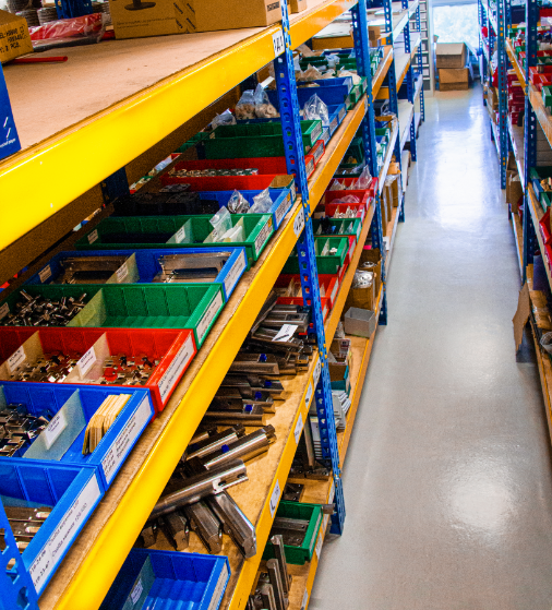 Стелажи с компонентами и расходными материалами на собственном складе